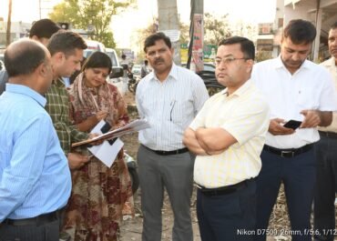 लामाचौड़ व कठघरिया चौराहे पर चला अतिक्रमण हटाओ अभियान, ADM ने दिए सख्त निर्देश।