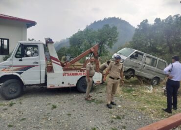 नैनीताल शहर में सुगम यातायात के लिए पुलिस ने कसी कमर, 90 वाहनों के किए चालान, 13 वाहनों को क्रेन से लिफ्ट कर हटाया, अतिक्रमण करने वाले 15 लोगों के किए चालान।