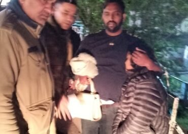 नैनीताल पुलिस ने दिया मानवता का परिचय, मौत के मुंह से महिला को बचा लाई, एसएसपी नैनीताल ने की पुलिस कर्मियों एवं स्थानीय जनता की सराहना, करेंगे सम्मानित।