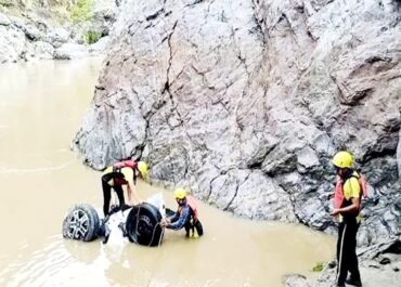 देवप्रयाग में भीषण सड़क हादसा: अलकनंदा में गिरी थार, एक महिला रेस्क्यू, चार अब भी लापता।