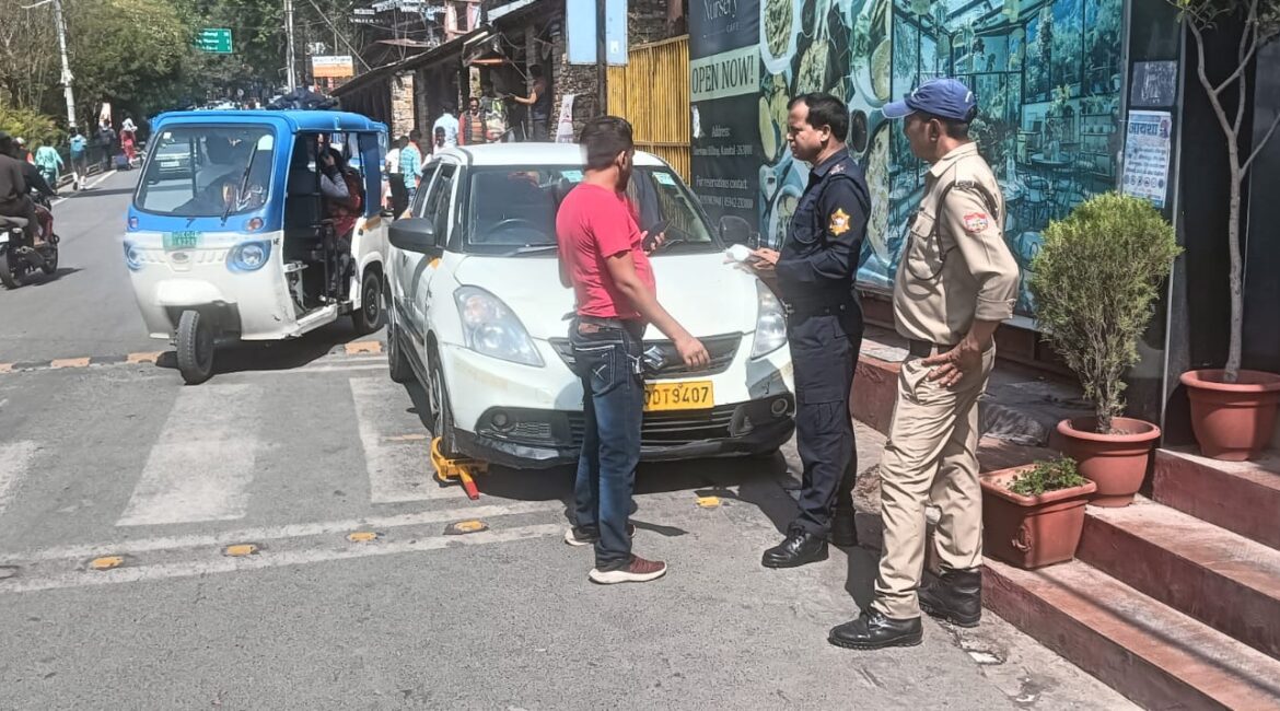 नो पार्किंग जोन में नैनीताल पुलिस की सख्त कार्रवाई, 34 वाहन चालकों के खिलाफ चालान।