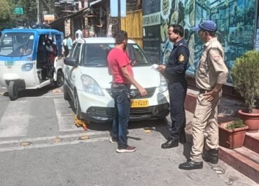 नो पार्किंग जोन में नैनीताल पुलिस की सख्त कार्रवाई, 34 वाहन चालकों के खिलाफ चालान।