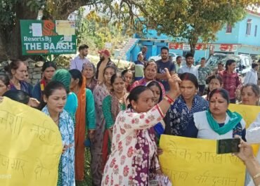 पाटकोट में शराब की दुकान खोलने के विरोध में सैकड़ों नागरिकों ने निकाला जुलूस।