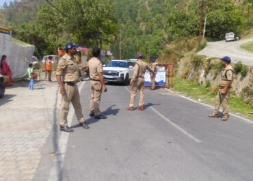 "अतिथि देवो भवः" की भावना को आत्मसात करती नैनीताल पुलिस, चिलचिलाती धूप में भी पर्यटकों की सेवा में डटी पुलिस।
