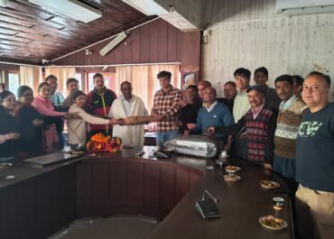 उप-कोषाधिकारी सुरेश चन्द्र जोशी सेवानिवृत्त, कोषागार नैनीताल में हुआ सम्मान समारोह।