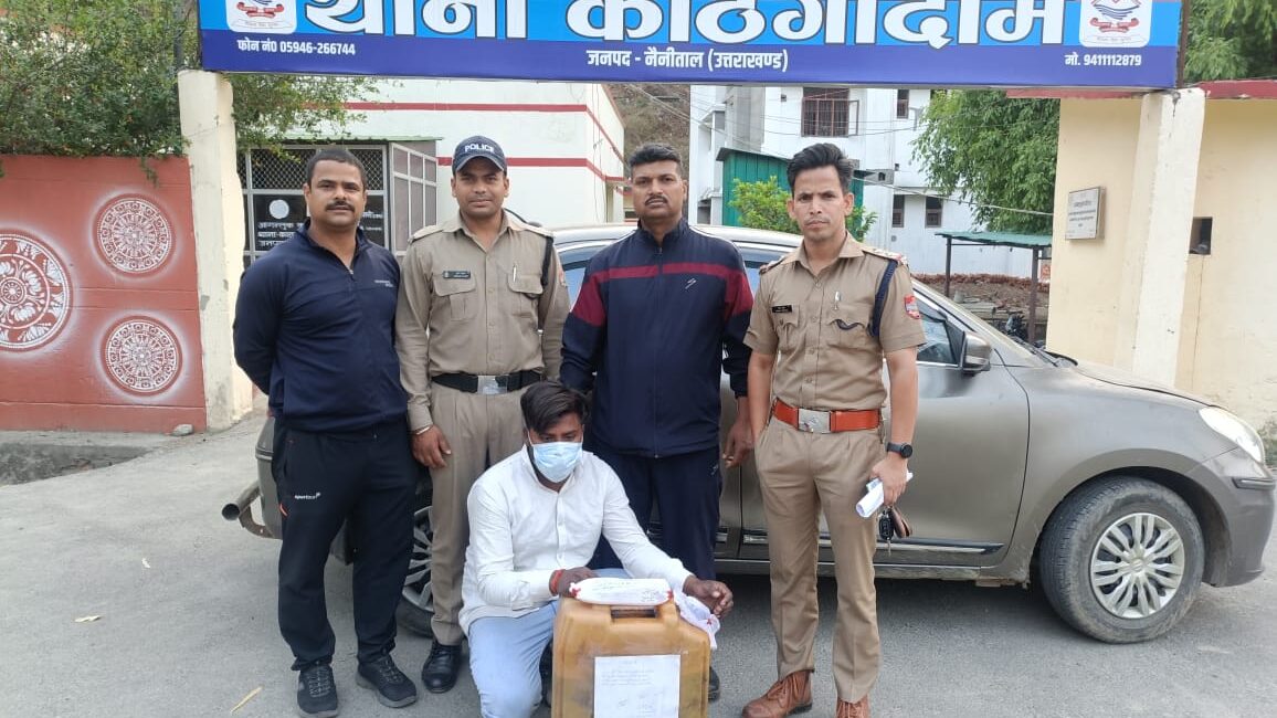 वाहनों से पेट्रोल चुराने वाला शातिर चोर काठगोदाम पुलिस के हत्थे चढ़ा।