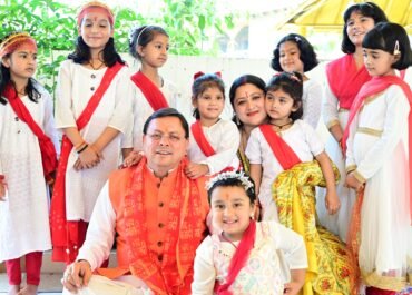 मुख्यमंत्री पुष्कर सिंह धामी ने रामनवमी व दुर्गा नवमी पर सपरिवार की पूजा-अर्चना, कन्याओं का पूजन कर प्रदेशवासियों को दी शुभकामनाएं।