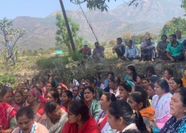 पाटकोट गांव में महिलाओं का शराब के खिलाफ जोरदार प्रदर्शन, प्रशासन से दुकान हटाने की मांग।