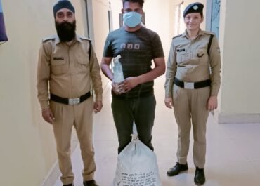 नैनीताल पुलिस का नशे पर वार लगातार जारी,  पुलिस ने 105 पाउच अवैध कच्ची शराब के साथ एक तस्कर को किया गिरफ्तार।