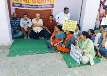 पाटकोट में महिलाओं का धरना 24वें दिन भी जारी, पूर्व विधायक रंजीत रावत ने दिया समर्थन।