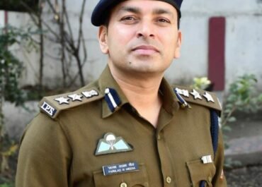 कर्तव्यहीनता नहीं होगी बर्दाश्त – SSP नैनीताल प्रहलाद मीणा ने दो पुलिसकर्मियों को किया निलंबित।