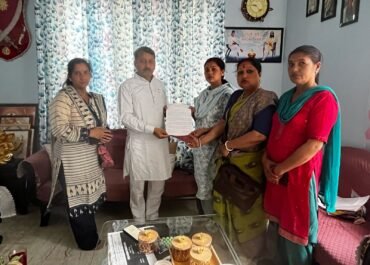 पाटकोट की महिलाओं ने शराब दुकान के विरोध में दिया ज्ञापन, जिला अध्यक्ष से की मुलाकात।