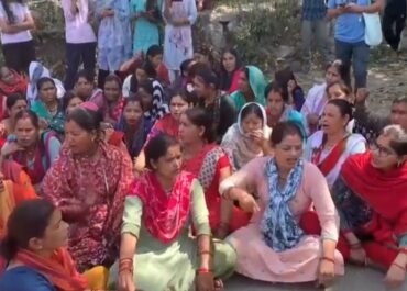 पाटकोट में नशे के खिलाफ जाग उठा जन आक्रोश, महिलाओं ने किया चौराहा जाम।