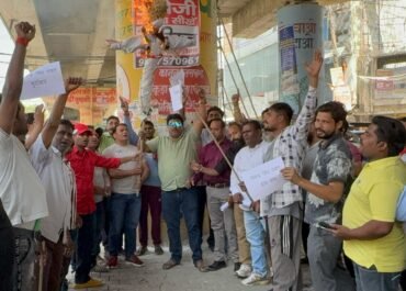नगर निगम काशीपुर के सफाई कर्मचारियों ने त्रिवेंद्र सिंह रावत के बयान पर किया विरोध प्रदर्शन, पुतला दहन।
