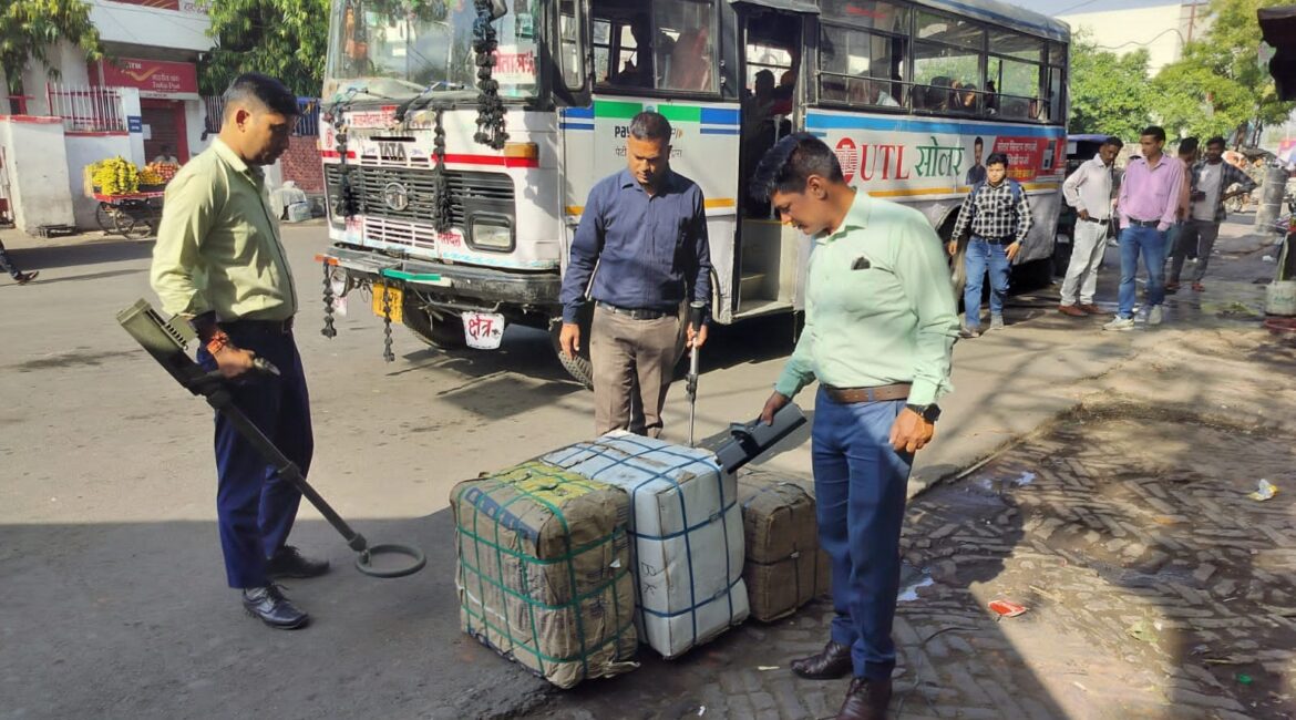 कैंची धाम, रेलवे स्टेशन और बस अड्डों पर बीडीएस व डॉग स्क्वायड की सघन चेकिंग।
