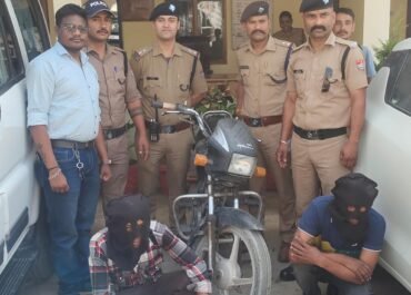 पुलिस ने मोटरसाइकिल चोरी का किया खुलासा, दो आरोपी गिरफ्तार।