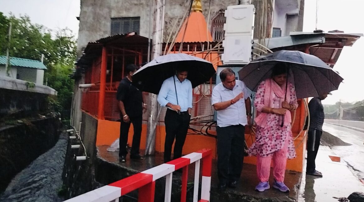 हल्द्वानी में बारिश के बाद जलभराव की स्थिति पर प्रशासन सख्त, विभिन्न क्षेत्रों में किया स्थलीय निरीक्षण।