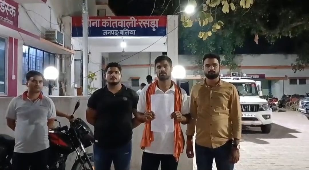 बाइक सवार बदमाशों ने युवक पर की फायरिंग, खेत में भागकर बचाई जान, एक आरोपी हिरासत में, दूसरा अब भी फरार।