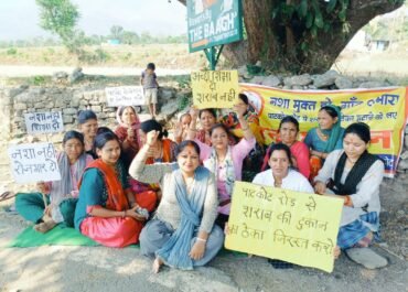 पाटकोट में 43वें दिन भी जारी रहा महिलाओं का शराब के ठेके के खिलाफ धरना, ग्रामवासियों के समर्थन में उठी एकजुट आवाज, कहा—”शराब की दुकान नहीं खुलने देंगे”