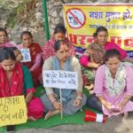 पाटकोट में शराब की दुकान के विरोध में महिलाओं का धरना 42वें दिन भी जारी, हनुमान चालीसा का पाठ कर मांगी सद्बुद्धि।