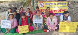 पाटकोट में शराब की दुकान के विरोध में महिलाओं का धरना 42वें दिन भी जारी, हनुमान चालीसा का पाठ कर मांगी सद्बुद्धि।