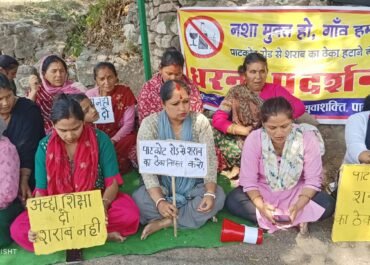 पाटकोट में शराब की दुकान के विरोध में महिलाओं का धरना 42वें दिन भी जारी, हनुमान चालीसा का पाठ कर मांगी सद्बुद्धि।