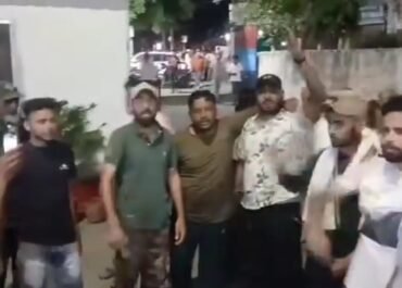 गर्जिया चौकी इंचार्ज की दबंगई के खिलाफ फूटा जिप्सी चालकों का गुस्सा — कोतवाली में किया जोरदार प्रदर्शन।