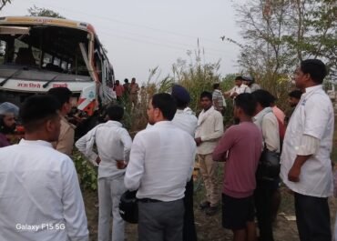 तेज रफ्तार बस खाई में पलटी, महिला की मौत, 9 घायल।
