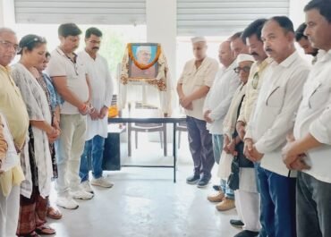 रामनगर: पंडित नेहरू की पुण्यतिथि पर कांग्रेसजनों ने अर्पित की श्रद्धांजलि।