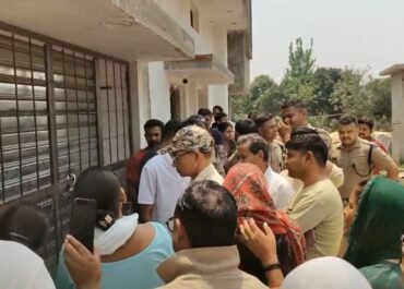 विदेशी शराब की दुकान के खिलाफ महिलाओं का विरोध रंग लाया, SDM ने की तालाबंदी।
