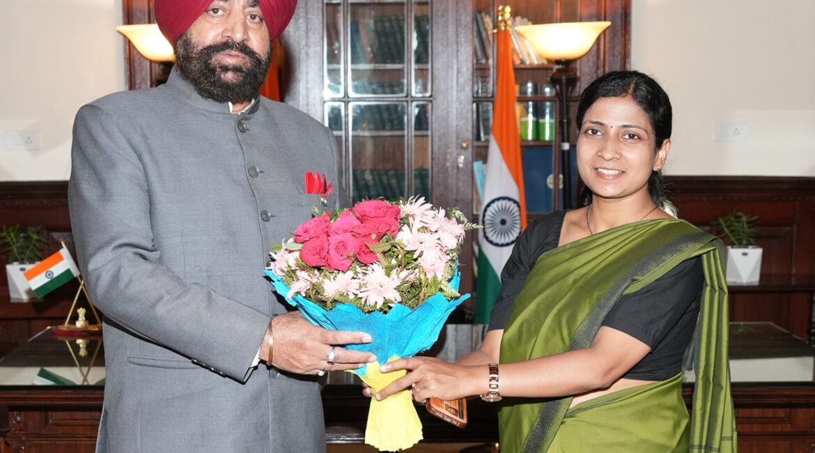 राज्यपाल ने मुख्य विकास अधिकारी व डीएफओ से की भेंट, विकास और वन सुरक्षा कार्यों की ली जानकारी, महिला स्वयं सहायता समूहों की मार्केटिंग पर बल, होम स्टे पंजीकरण बढ़ाने की जरूरत पर दिया जोर।