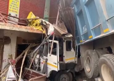 बाइक और ट्रेलर की भिड़ंत, एक की मौत, दो घायल।