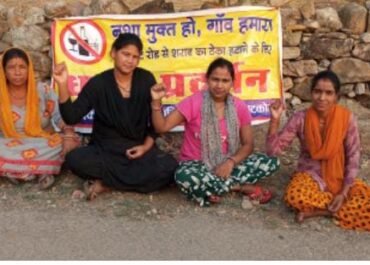 पाटकोट रोड: शराब की दुकान के विरोध में 52वें दिन भी महिलाओं का धरना जारी, लिखित आदेश का इंतजार।