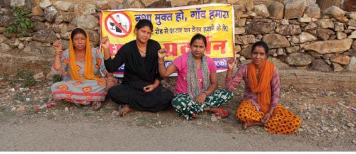 पाटकोट रोड: शराब की दुकान के विरोध में 52वें दिन भी महिलाओं का धरना जारी, लिखित आदेश का इंतजार।