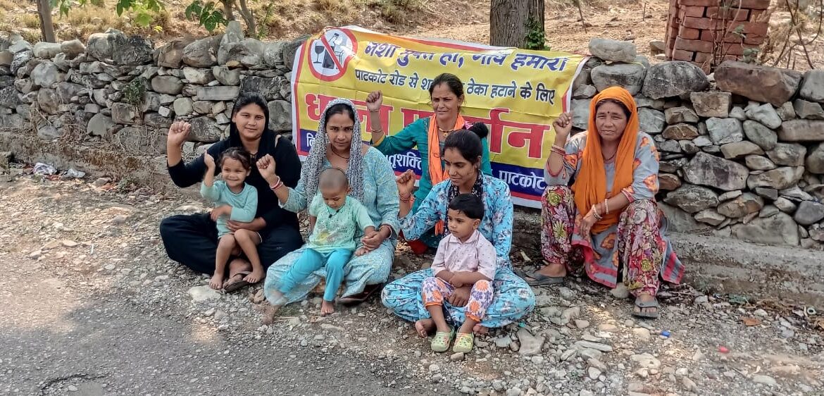 लिखित आदेश न आने से महिलाओं का आंदोलन 51वें दिन भी जारी, पाटकोट रोड से शराब दुकान हटाने की मांग पर महिलाएं अडिग।
