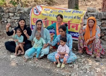 लिखित आदेश न आने से महिलाओं का आंदोलन 51वें दिन भी जारी, पाटकोट रोड से शराब दुकान हटाने की मांग पर महिलाएं अडिग।