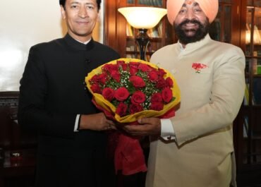राज्यपाल ने राजभवन नैनीताल में की प्रशासनिक समीक्षा बैठक, दी दीर्घकालिक योजनाएं बनाने के निर्देश।