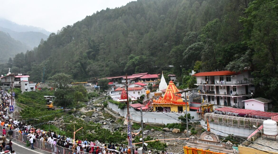 कैंची धाम स्थापना दिवस पर उमड़ा श्रद्धा का सैलाब, सवा लाख से अधिक श्रद्धालुओं ने किए बाबा नीब करौरी के दर्शन।