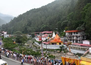 कैंची धाम स्थापना दिवस पर उमड़ा श्रद्धा का सैलाब, सवा लाख से अधिक श्रद्धालुओं ने किए बाबा नीब करौरी के दर्शन।