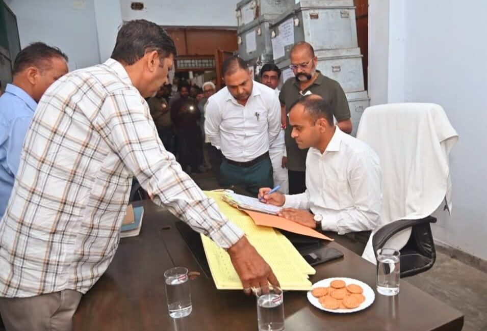 हरिद्वार को मिला नया जिलाधिकारी: मयूर दीक्षित ने 32वें डीएम के रूप में संभाला कार्यभार।