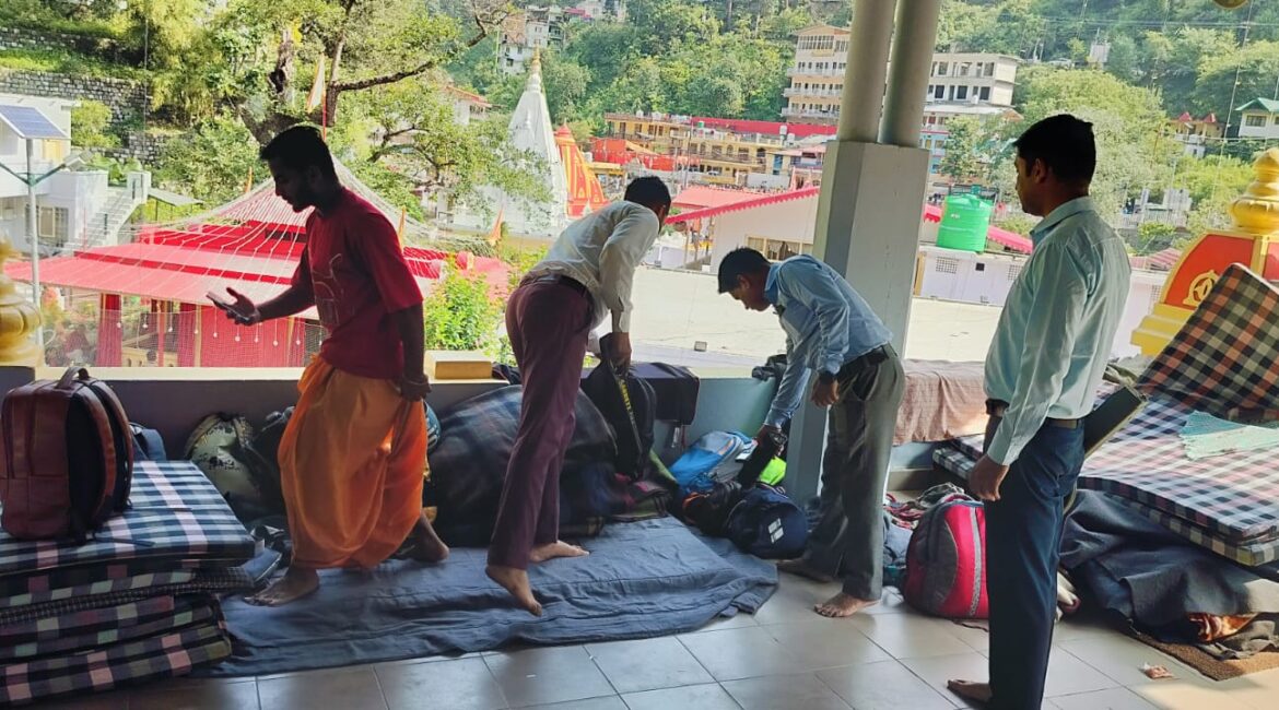 कैंची धाम अपडेट: नैनीताल पुलिस अलर्ट मोड में, BDS टीम लगातार कर रही सुरक्षा जांच।