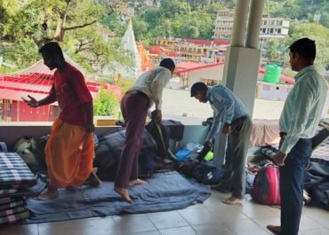कैंची धाम अपडेट: नैनीताल पुलिस अलर्ट मोड में, BDS टीम लगातार कर रही सुरक्षा जांच।