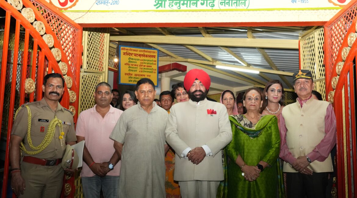 राज्यपाल ने हनुमान गढ़ी मंदिर में की पूजा-अर्चना, प्रदेशवासियों की खुशहाली की कामना।
