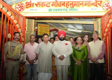 राज्यपाल ने हनुमान गढ़ी मंदिर में की पूजा-अर्चना, प्रदेशवासियों की खुशहाली की कामना।
