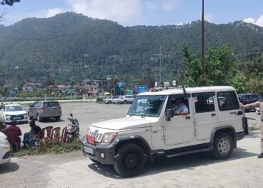 परिवहन नियमों का उल्लंघन भारी पड़ा, 108 चालान, तीन वाहन जब्त।