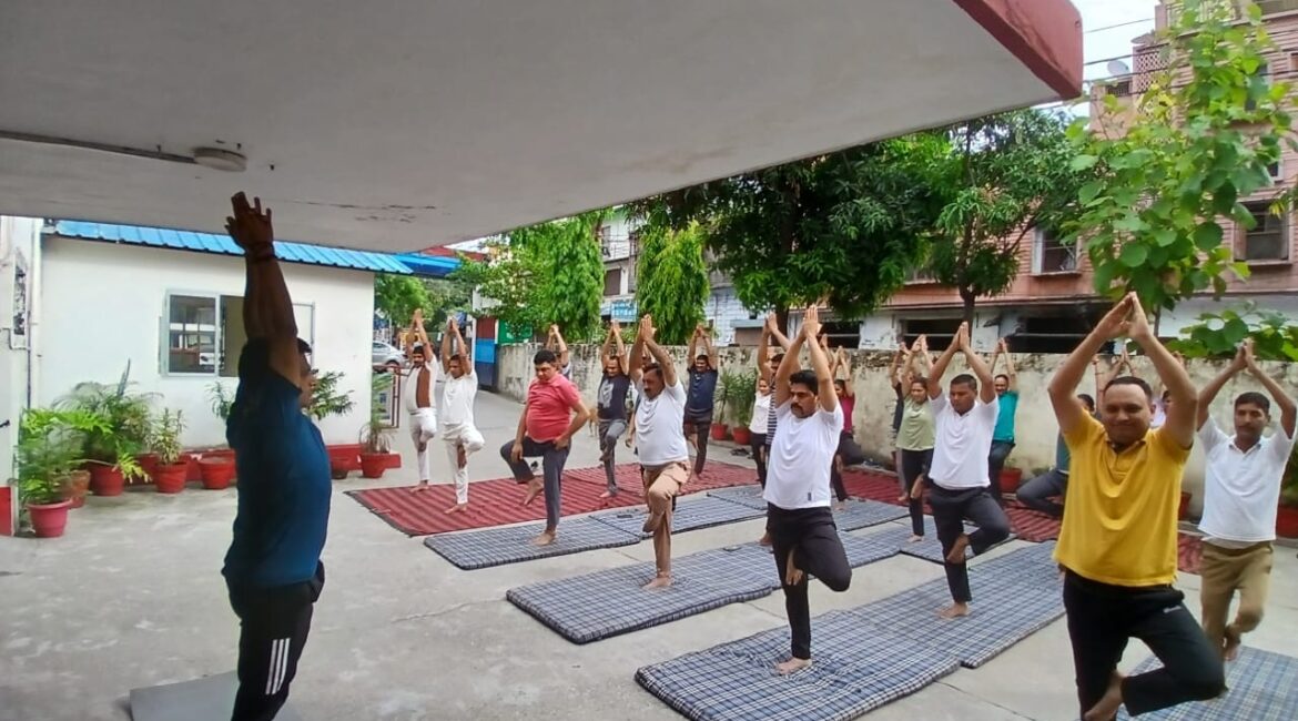 अंतर्राष्ट्रीय योग दिवस पर रामनगर कोतवाली में योगाभ्यास, प्रभारी निरीक्षक अरुण कुमार सैनी ने कराया अभ्यास।