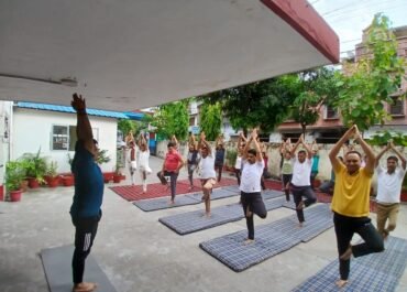 अंतर्राष्ट्रीय योग दिवस पर रामनगर कोतवाली में योगाभ्यास, प्रभारी निरीक्षक अरुण कुमार सैनी ने कराया अभ्यास।