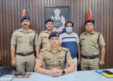 ढोंगी ‘इच्छाधारी बाबा’ गिरफ्तार: महिलाओं के साथ दुष्कर्म और ब्लैकमेलिंग के गंभीर आरोप, लग्जरी जीवनशैली से करता था लोगों को गुमराह।