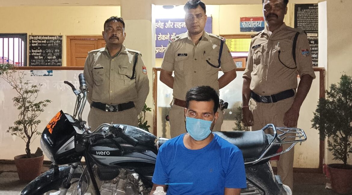 लालकुआं पुलिस ने मोटरसाइकिल से अवैध शराब की तस्करी करते तस्कर को किया गिरफ्तार।