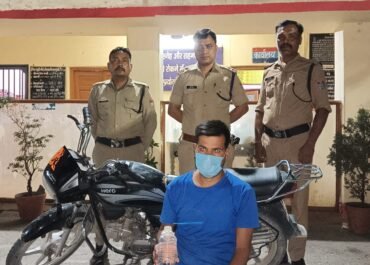 लालकुआं पुलिस ने मोटरसाइकिल से अवैध शराब की तस्करी करते तस्कर को किया गिरफ्तार।